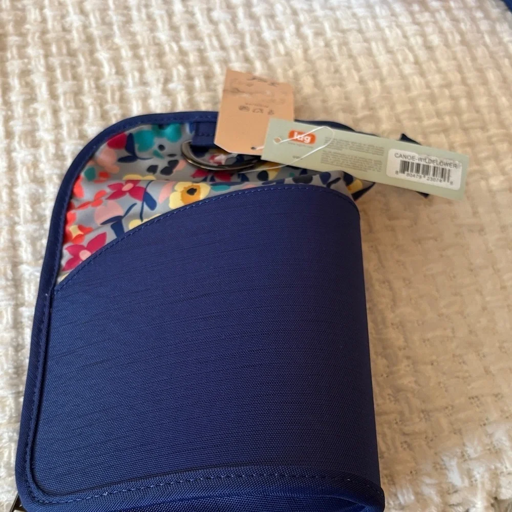 BNWT Lug Floral Cosmetic Bag & Brush Holder in Wildflower “Canoe & Parasail”